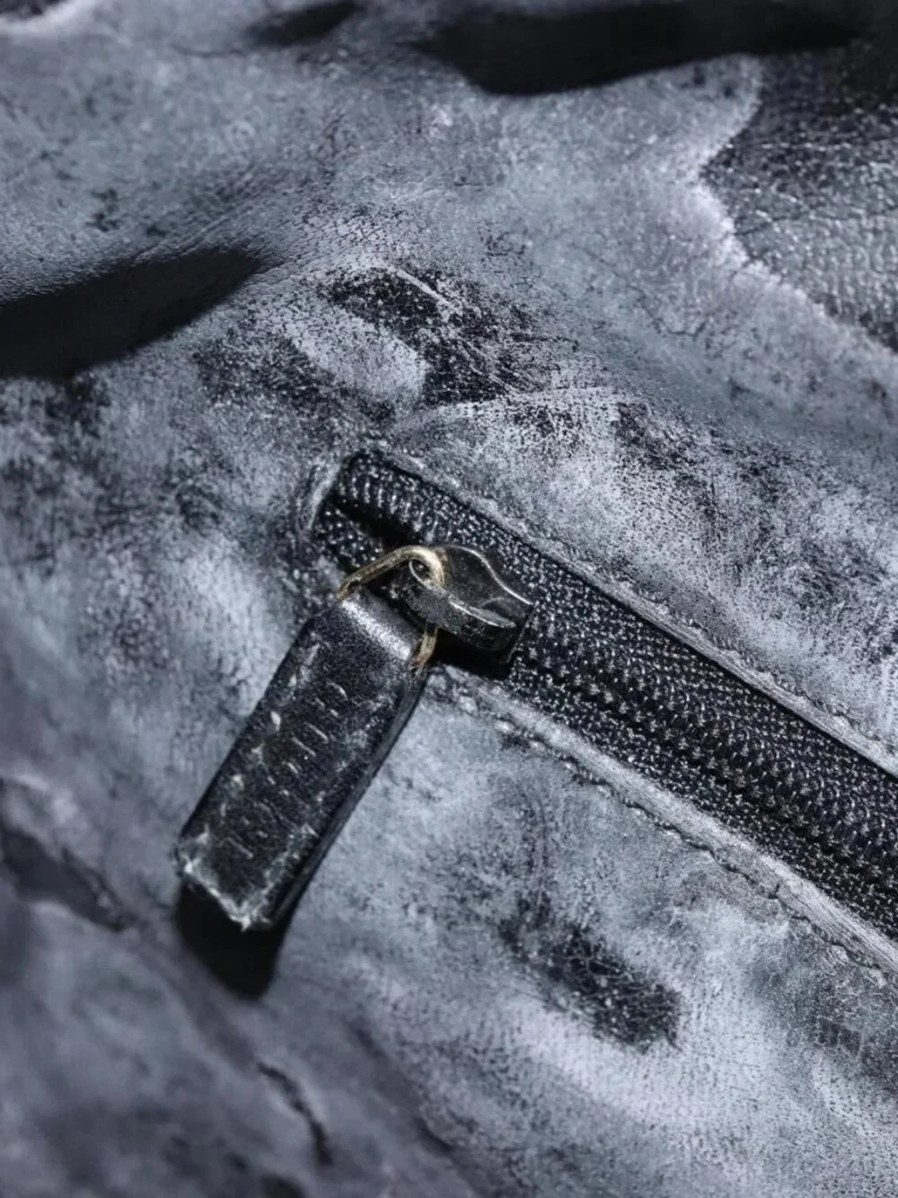 Gucci brand	gucci color	black